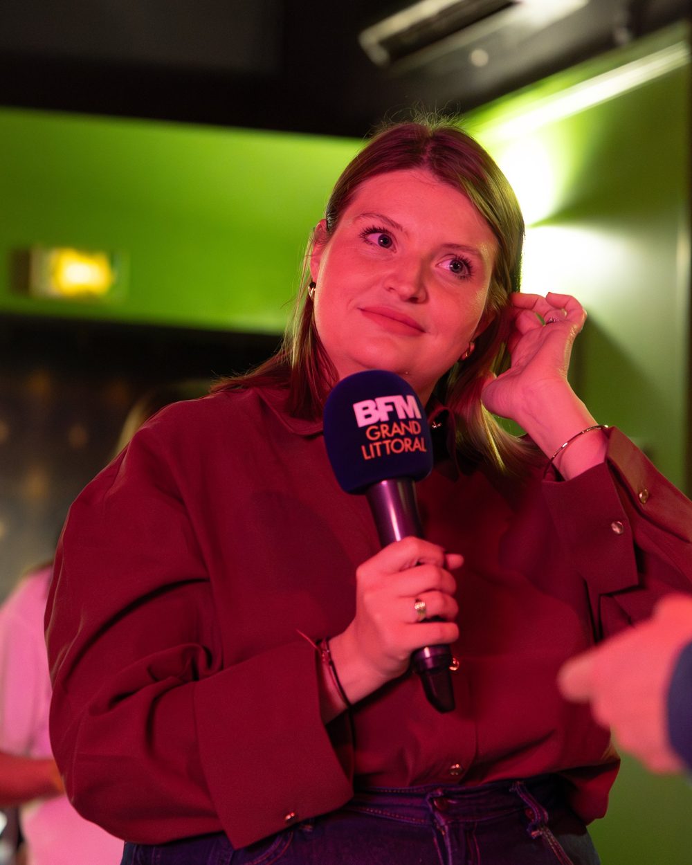 Camille interviewée au micro de BFM lors d'une soirée Ginette & Gustave